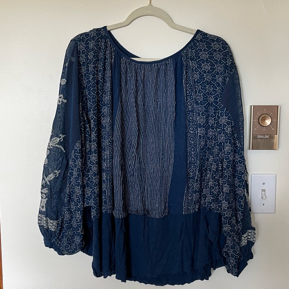 Free People flowy blouse with balloon sleeve! Navy Blue. Size L. LNC.